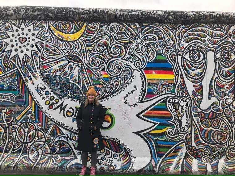 Céline devant le mur de Berlin, East Side Gallery